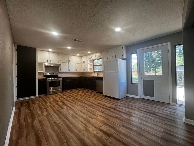 Building Photo - Updated 3 bedroom 2 bathroom house in Cent...