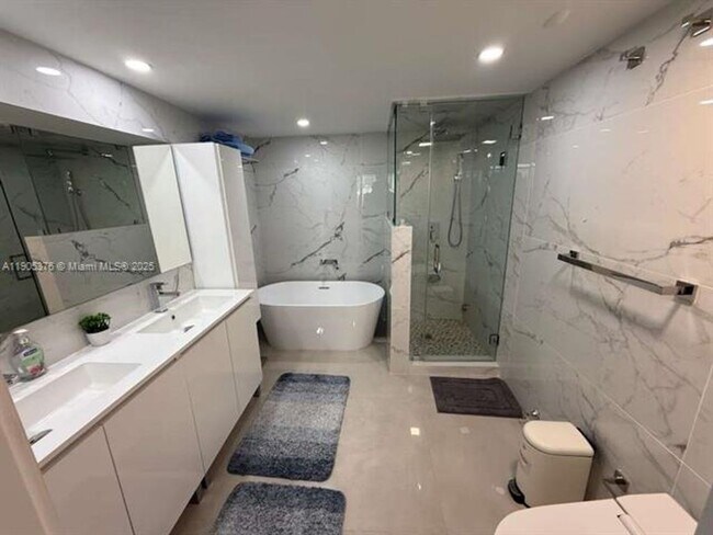 Building Photo - 1717 N Bayshore Dr