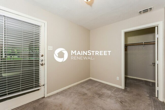 Building Photo - 4 Bedroom Pet-Friendly Home in Lancaster, TX with Main Street Renewal