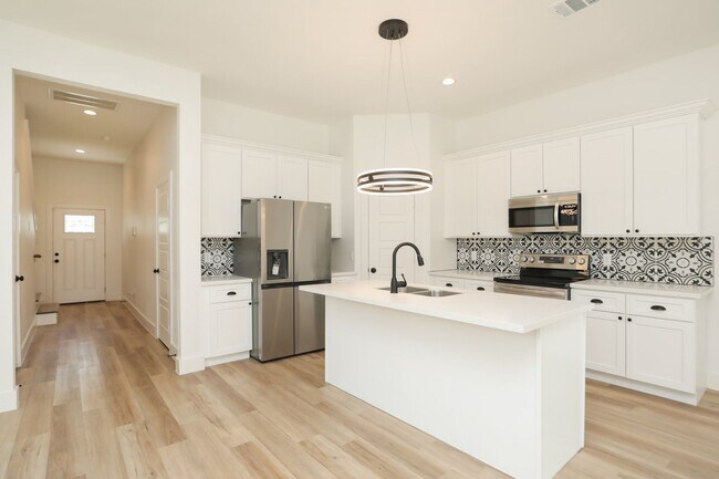 Building Photo - For Lease | 4 Bed, 2.5 Bath | 1,450 Sq Ft |