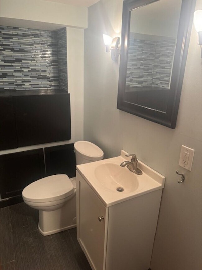 Building Photo - Updated SFH with 3 Beds, 1.5 Baths, 2 Car Garage in the Heart of Edina!