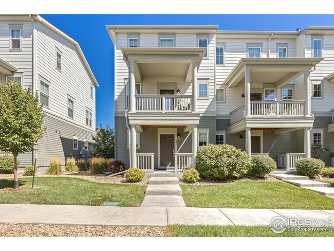 Building Photo - Large 2B/2.5B Townhouse with Modern Upgrad...