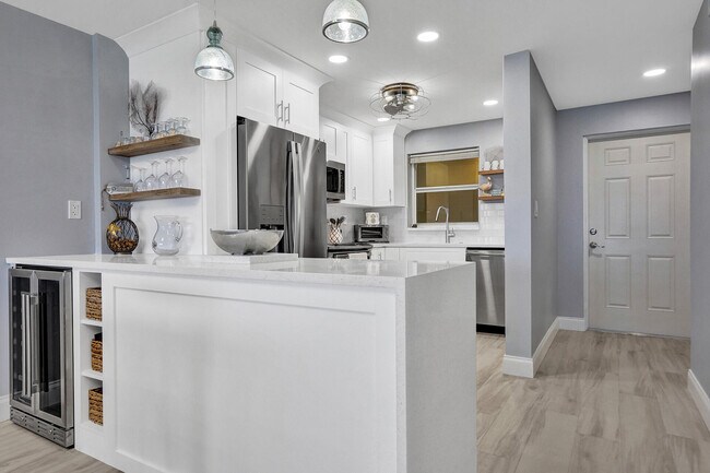 Building Photo - 1021 Hillsboro Mile