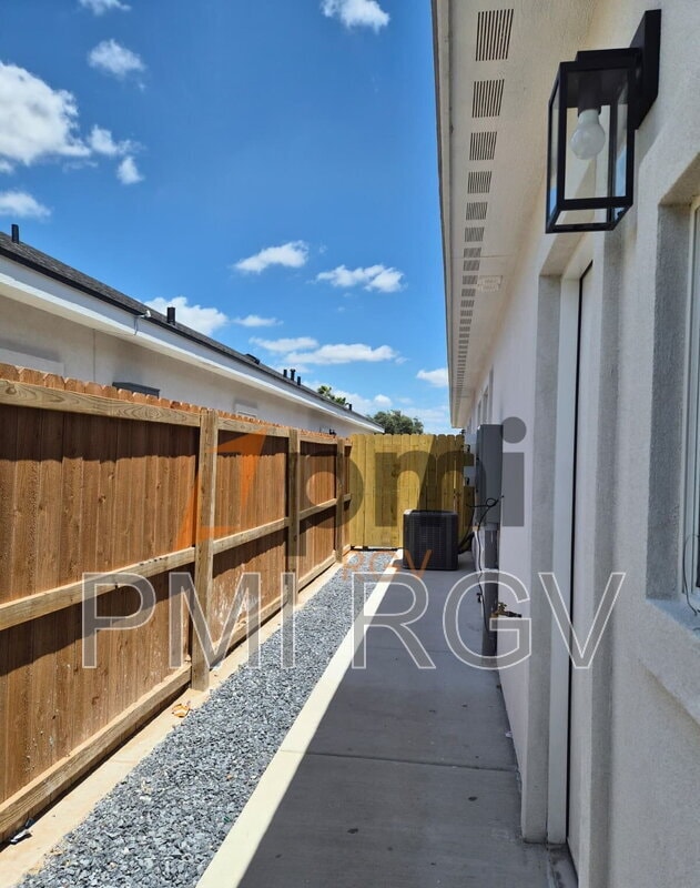 Building Photo - 2113 Elsham Ave