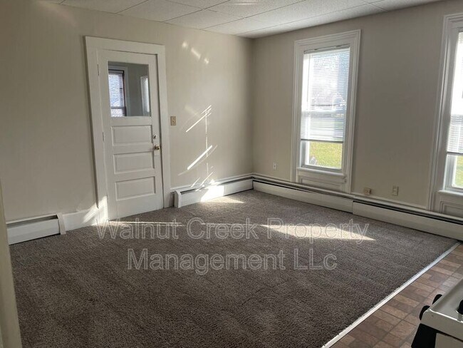 Building Photo - 870 S Main St