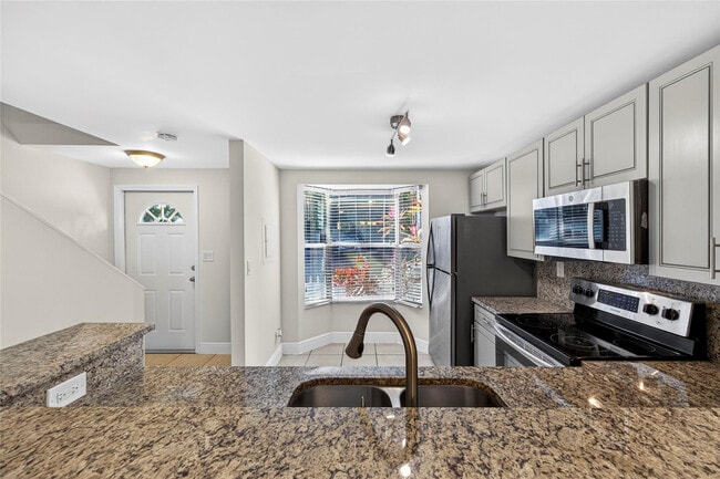 Building Photo - 1921 NE 15th Ave