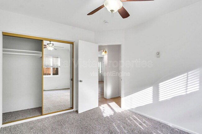 Building Photo - 425 Bonair St