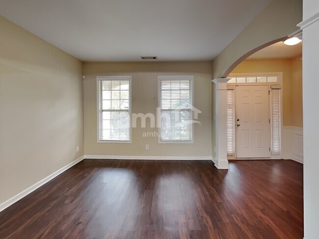 Building Photo - 850 Stonehaven Rd SW