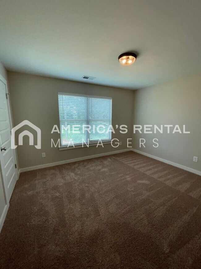 Building Photo - Home for Rent in Weaver, AL!!! Available to View Now! PRICE REDUCTION!! Sign a 13-month lease by ...