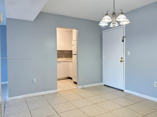 Building Photo - 10431 N Kendall Dr