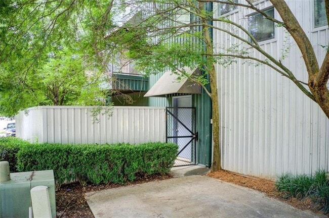 Building Photo - 241 Maynard Terrace SE