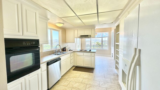 Building Photo - Sweet Two-Story Home with Amazing Views in...