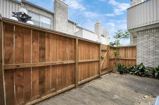 Building Photo - 3800 Tanglewilde St
