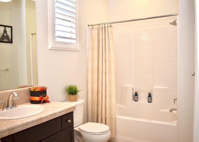 Building Photo - Stunning 3-Bedroom, 2.5-Bathroom Home for ...
