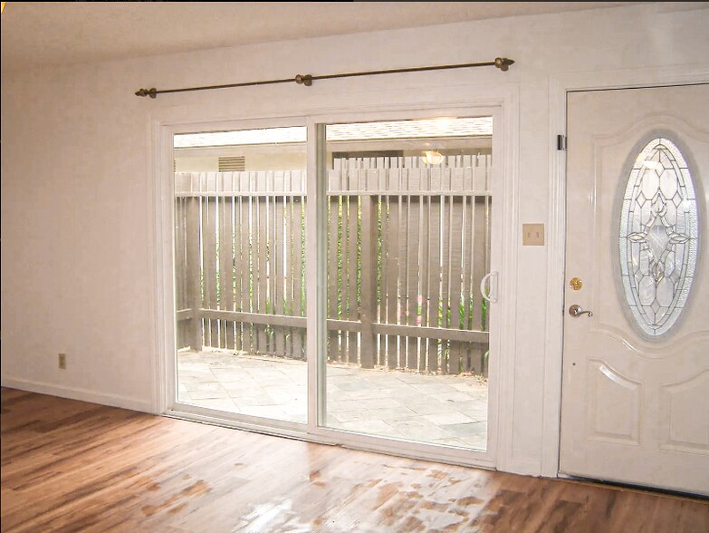 Building Photo - 5468 Roundtree Pl
