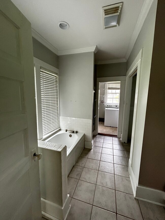 Building Photo - 2504 Kavanaugh Rd
