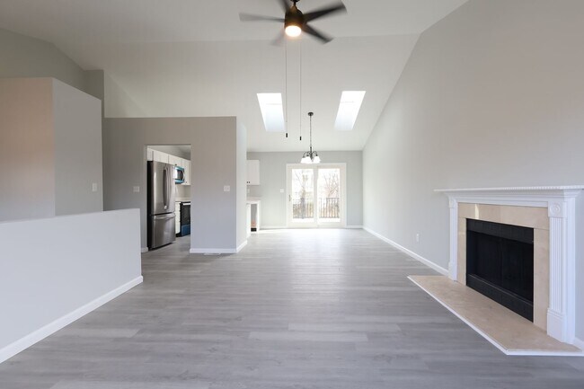 Building Photo - Beautiful 3 Bed 2.5 Bath w/2 Car Oversized Garage