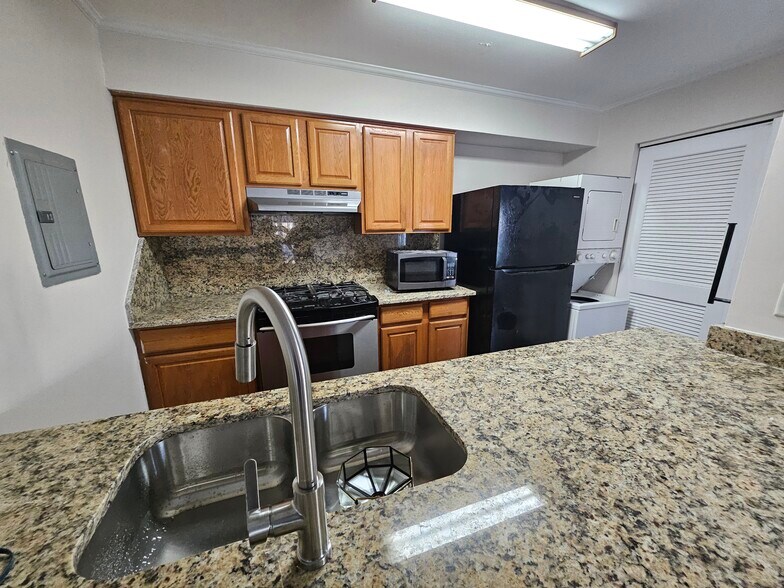 Building Photo - 1571 Cove Dr