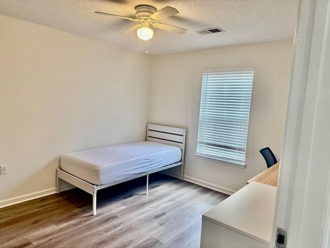 Building Photo - 3 Bed / 3 Bath Condo with Amenities on the 1ST Floor!