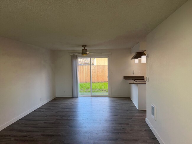 Building Photo - Updated 2 bedroom 1.5 bath duplex in Thurston!