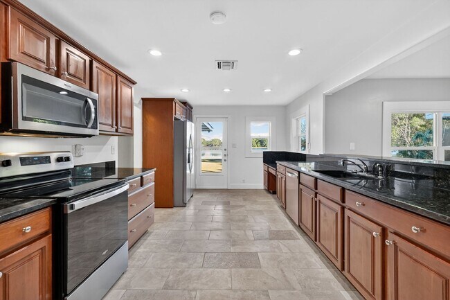 Building Photo - Lakefront 4-Bedroom Home for Rent in Beautiful Umatilla, FL