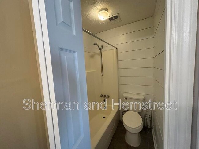 Building Photo - 2714 Cranbrook Dr