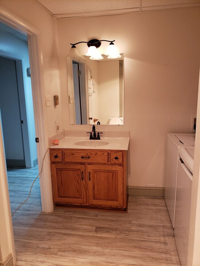 Building Photo - 15475 Oak Rd