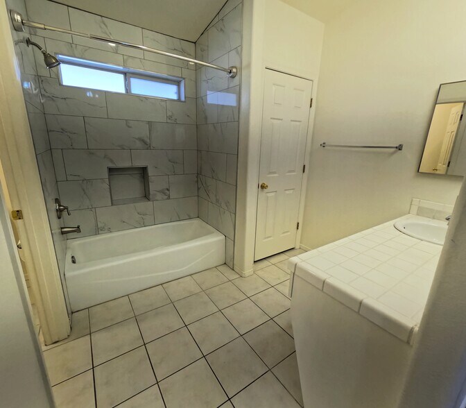 Building Photo - 2112 E Desert Lakes Dr