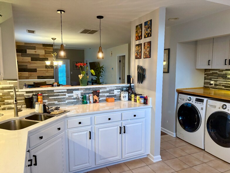 Building Photo - 9947 Reindeer Way Ln