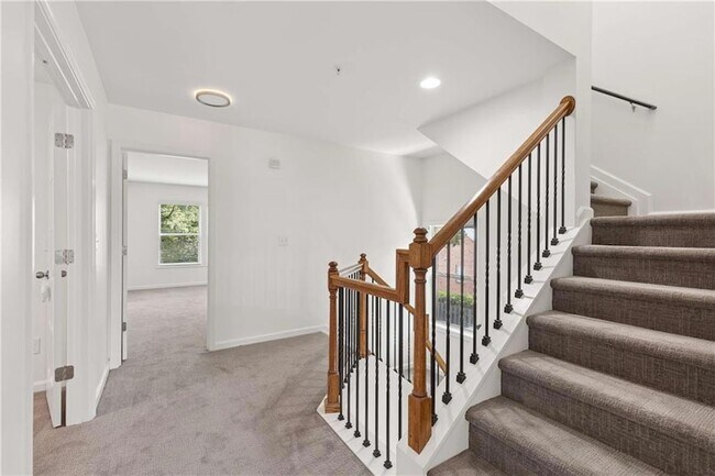 Building Photo - 3377 Vintage Cir SE