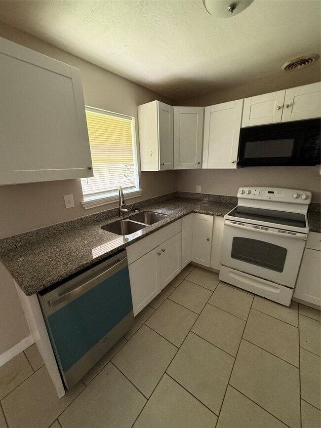 Building Photo - 5813 Mentor Dr