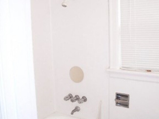 Building Photo - Tudor Style Townhome, Close to UW, Great L...