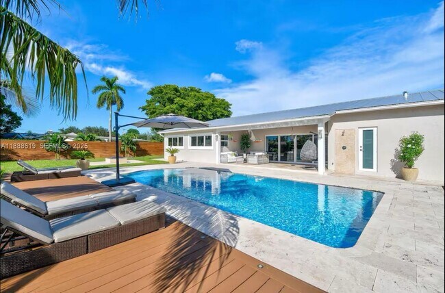 Building Photo - 7101 W Lake Dr