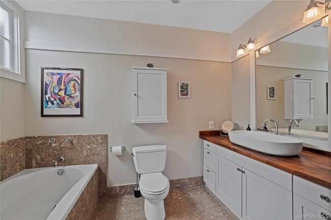 Building Photo - 493 Warburton Ave