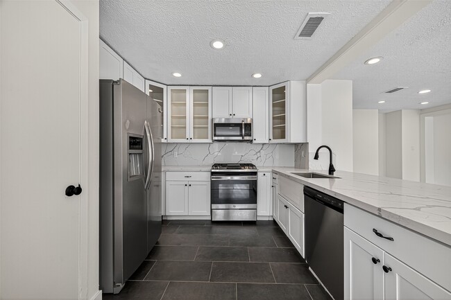 Building Photo - 15914 Val Vista Dr