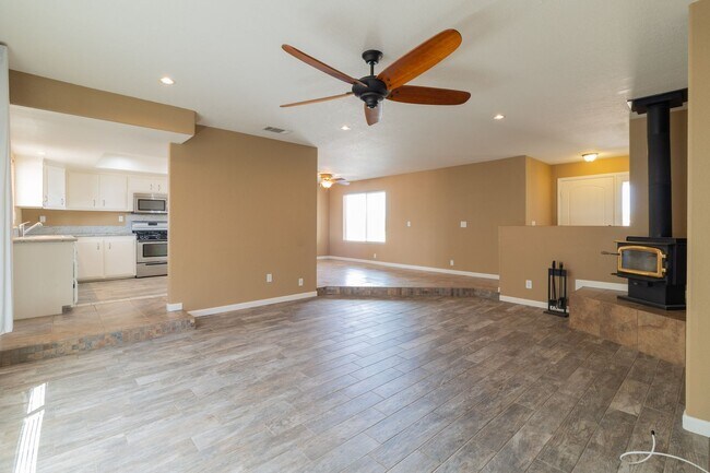 Building Photo - 21148 Rosewood St
