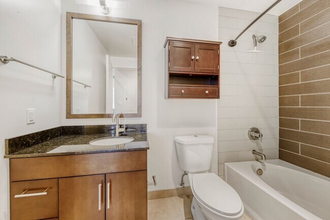 Building Photo - 38th Floor Spire Stunner!