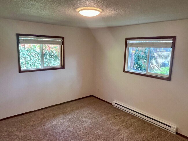 Building Photo - Single level 2 bed flat meets Midcentury COOL