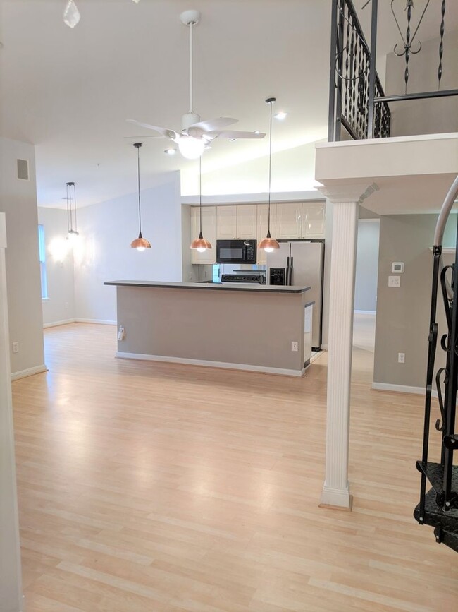 Building Photo - 3rd floor condo in the beautiful Whittier ...