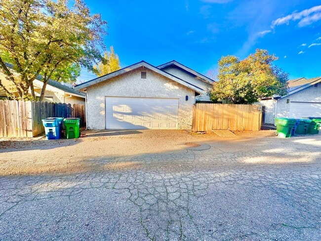 Building Photo - 1473 Manzanita Ave