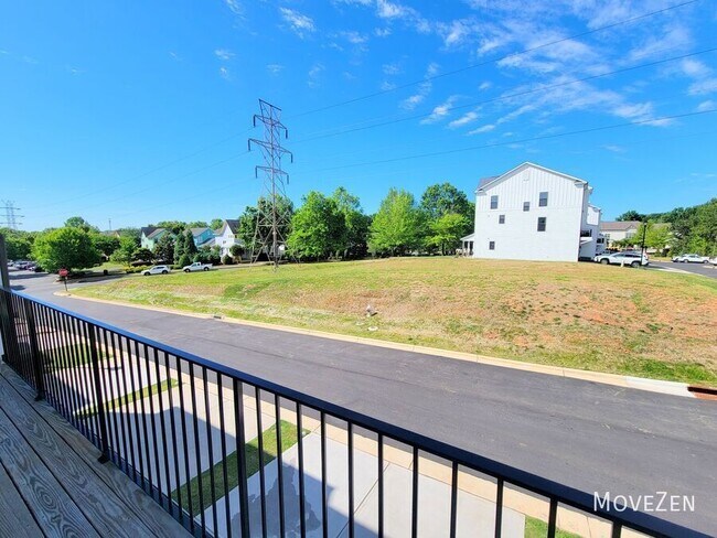 Building Photo - 645 District Ct