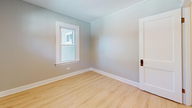 Building Photo - For August Move-In - West Blvd Area - 2 Bedroom Single Family Home