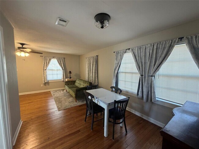 Building Photo - 521 S Oak Ave