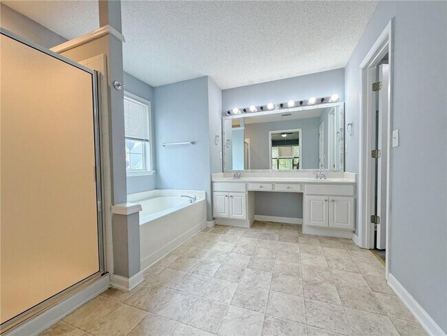 Building Photo - 11545 Carriage Park Ln