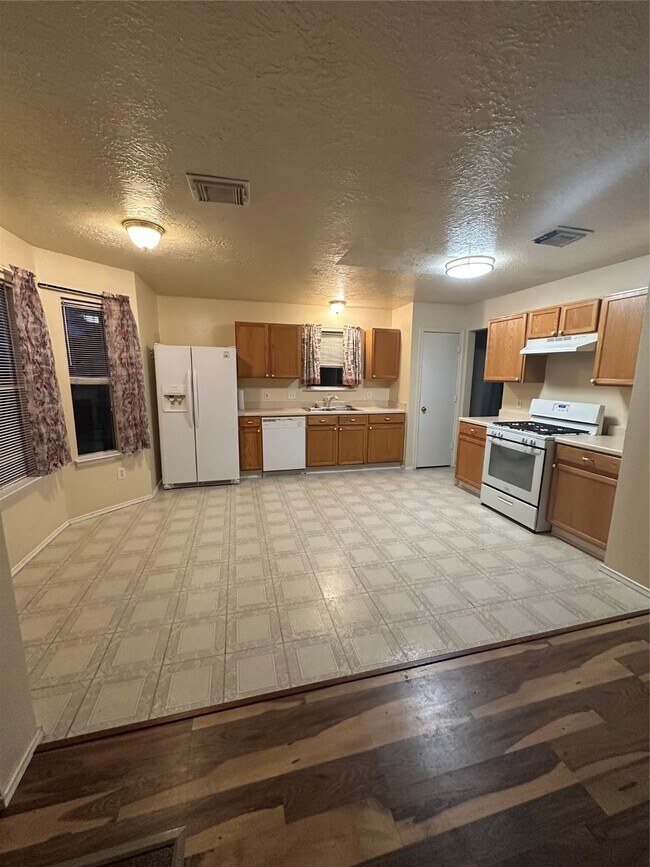 Building Photo - 4803 E Parma Dr