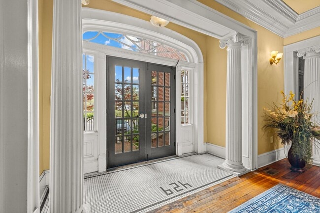 Building Photo - Amazing Garden-Style Condo Available NOW! ...