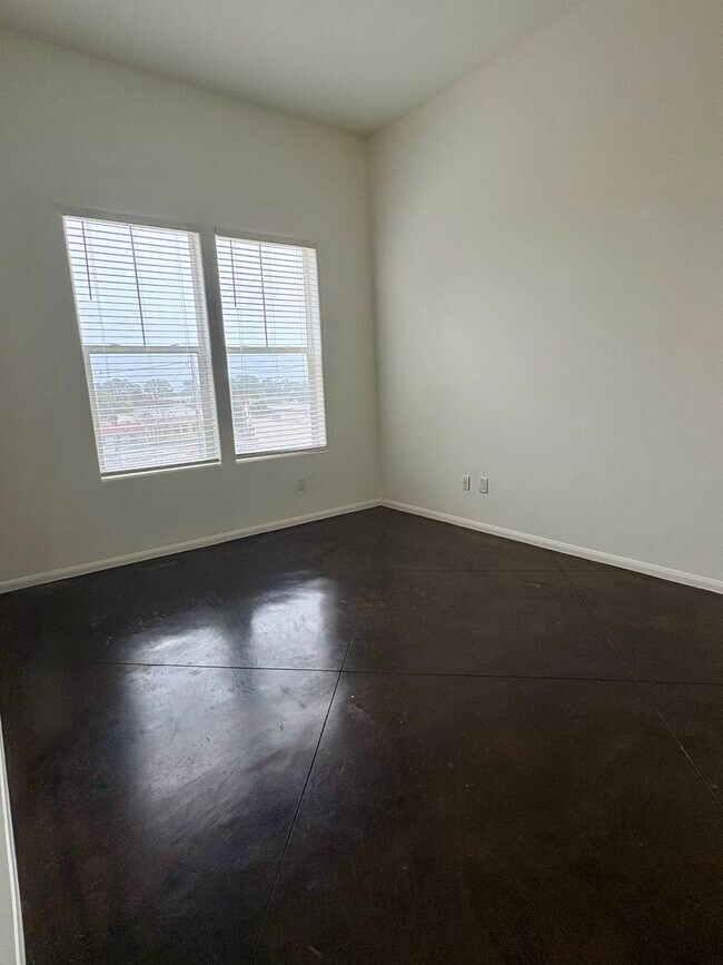 Building Photo - 2 Bedroom Condo in Downtown Ventura with O...