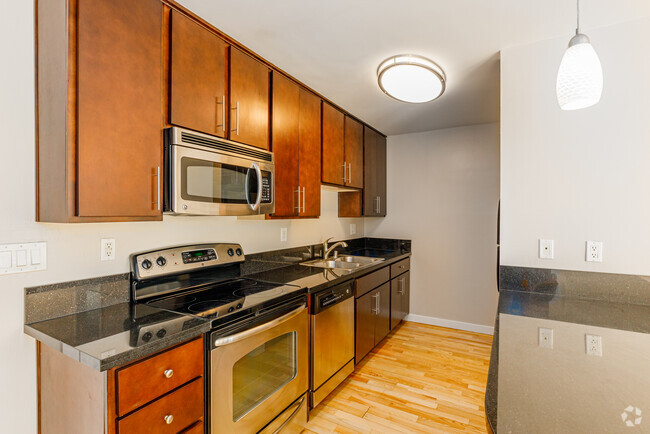 1BR, 1BA - 600SF - Park East Apartments