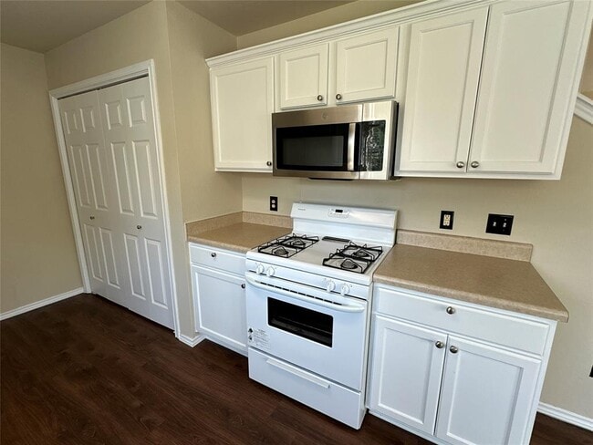 Building Photo - 2315 Bluffstone Dr