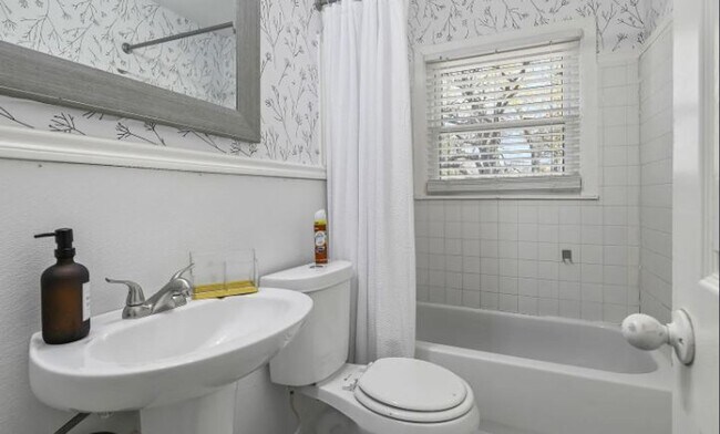 Building Photo - Updated 3 Bed / 1 Bath Home for Rent